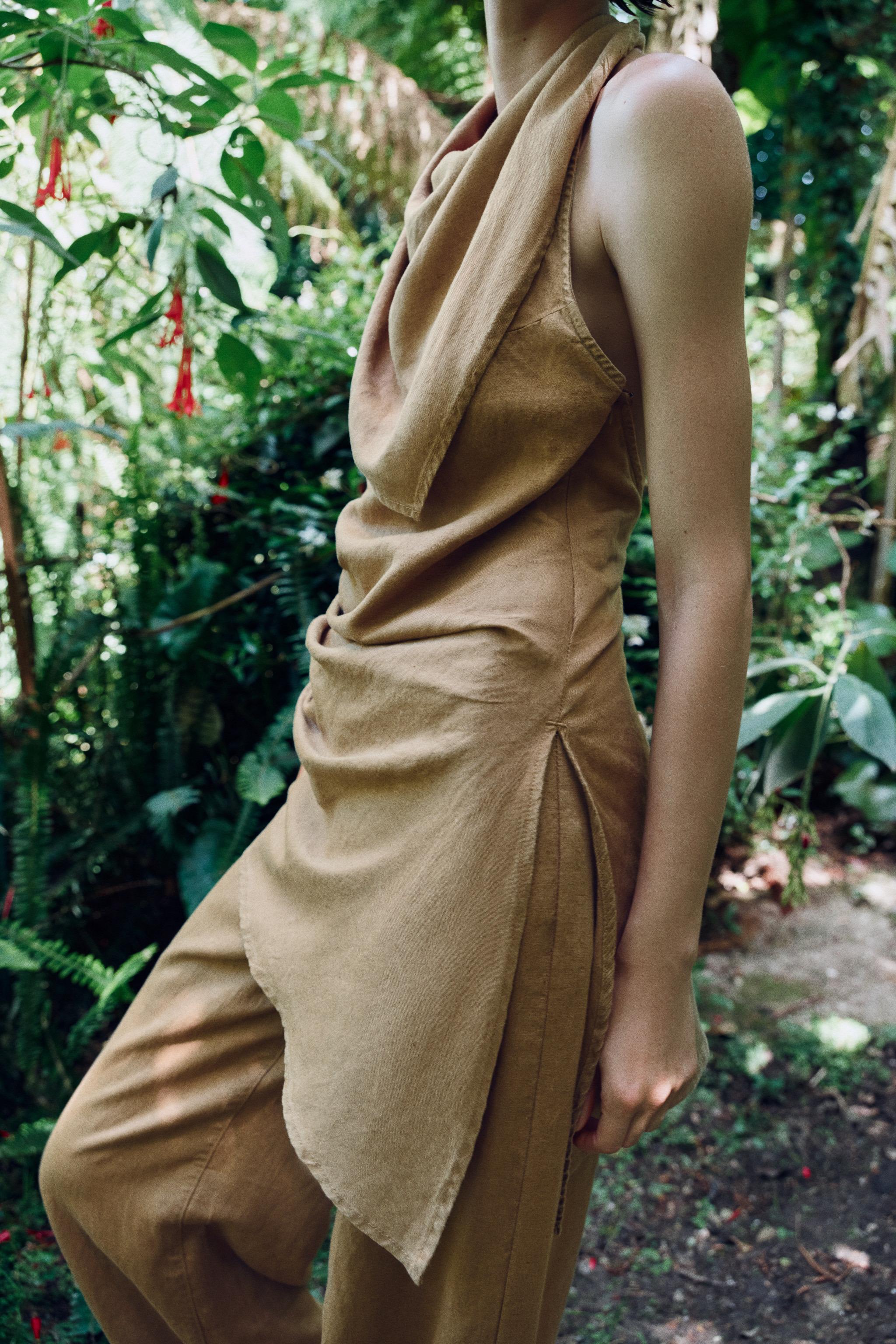 TOP HALTER ASYMÉTRIQUE EN LIN